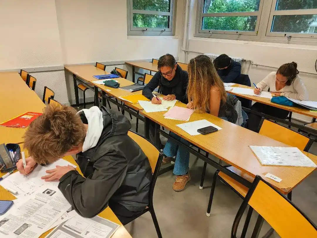 Tony Kessedjian, formateur Ipesup et auteur Ellipses, expliquant un exercice de maths lors d'un cours à Saint-Germain-en-Laye